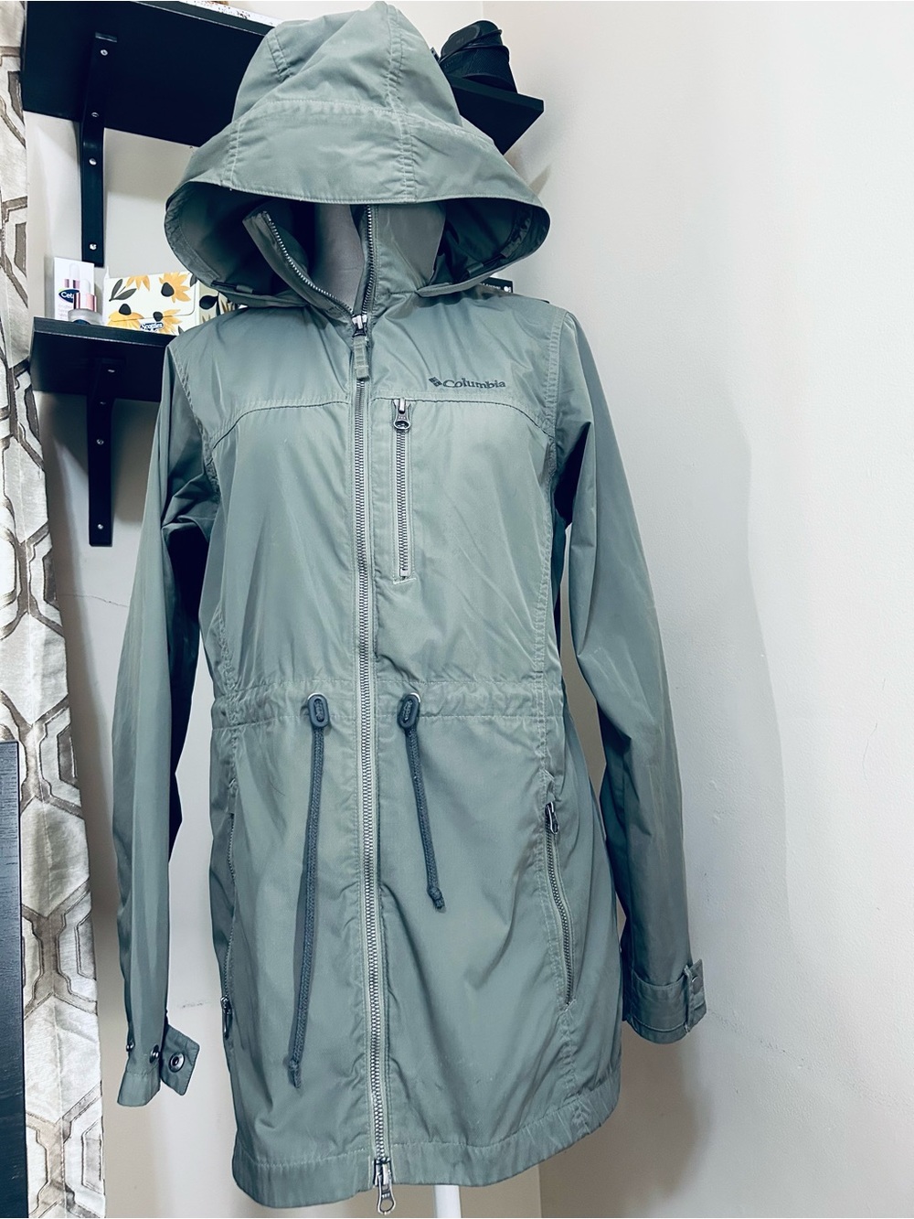 Columbia Women's Hooded light/rain Jacket - Sage Green